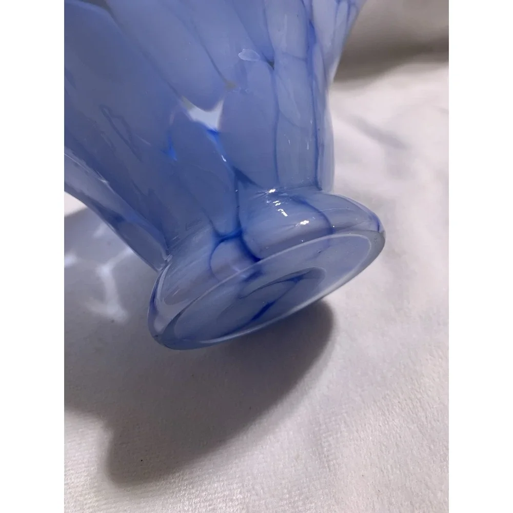 BLUE & WHITE ART GLASS SWIRL RUFFLED HANDKERCHIEF VASE VINTAGE - Picture 4 of 6